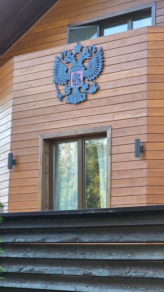 Было — Герб на фасаде: слева готовое изделие на стене, справа — тот же герб в момент монтажа